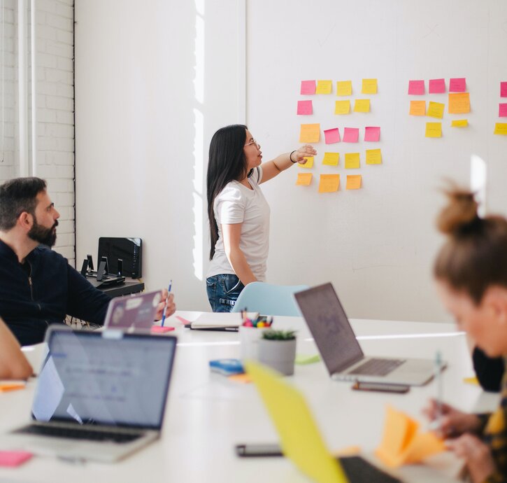  Eine Gruppe von Personen arbeitet an Laptops in einem modernen Büro